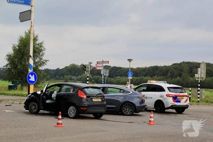 Flinke schade bij verkeersongeval op kruispunt
