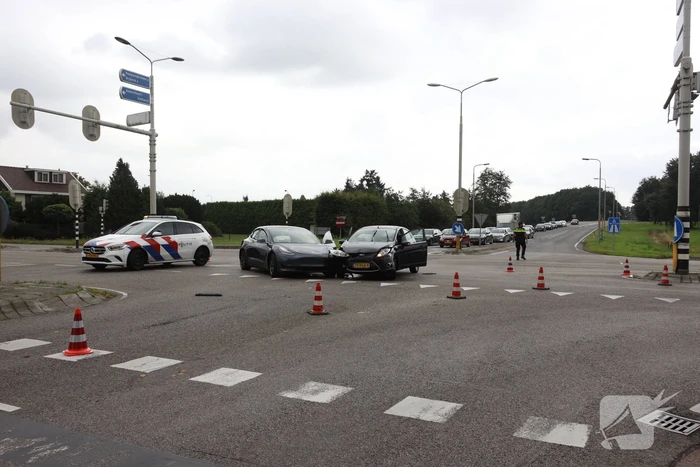 Flinke schade bij verkeersongeval op kruispunt