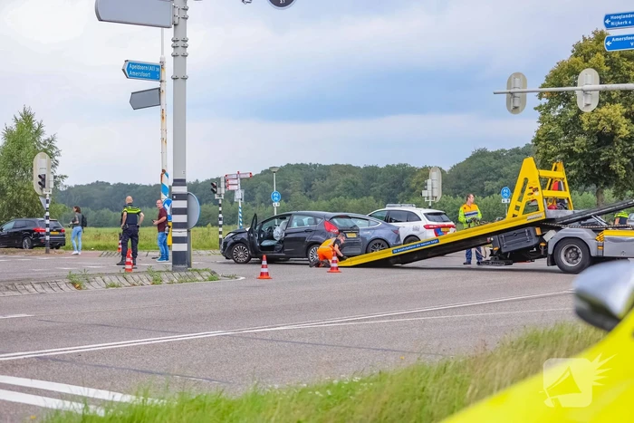 Flinke schade bij verkeersongeval op kruispunt