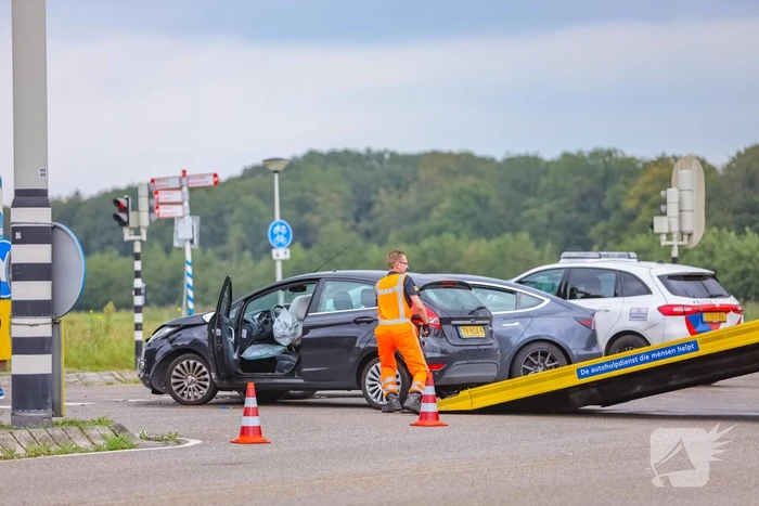 Flinke schade bij verkeersongeval op kruispunt
