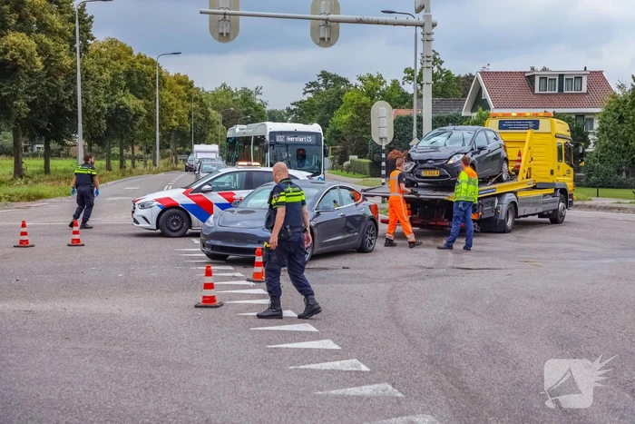 Flinke schade bij verkeersongeval op kruispunt