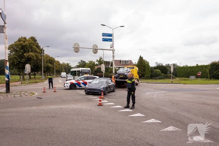 Flinke schade bij verkeersongeval op kruispunt