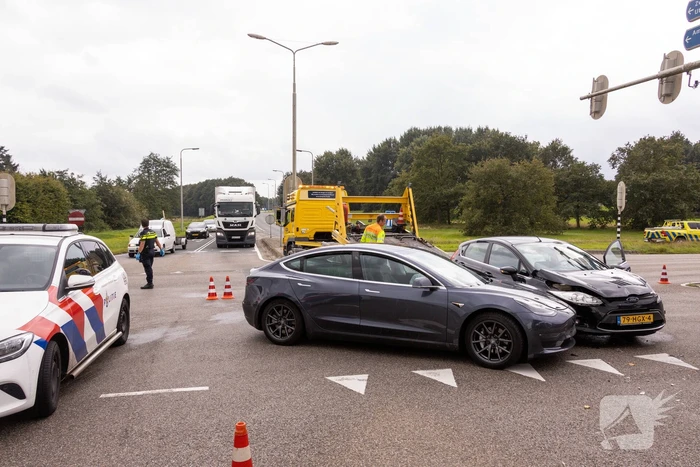 Flinke schade bij verkeersongeval op kruispunt
