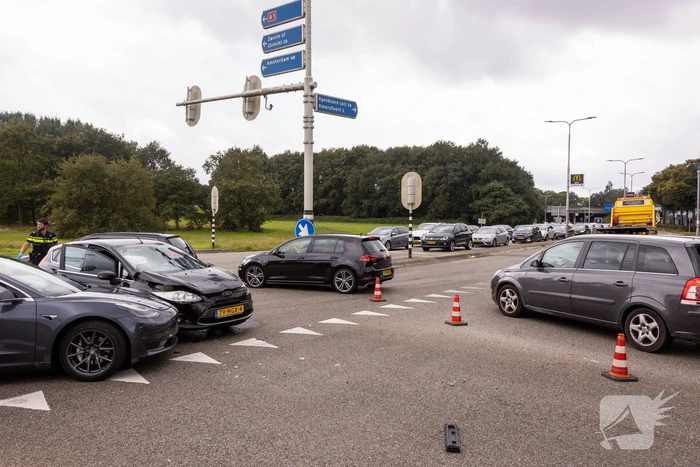 Flinke schade bij verkeersongeval op kruispunt