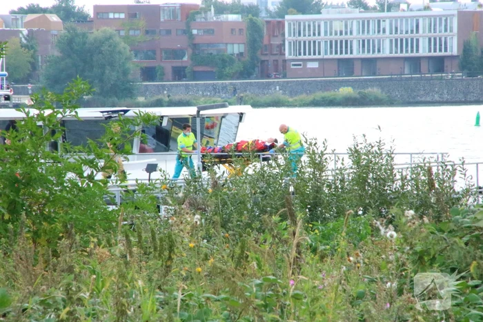 Persoon ernstig gewond op binnenvaartschip
