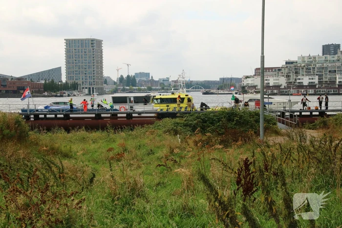 Persoon ernstig gewond op binnenvaartschip