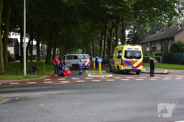 Fietsster op e-bike raakt ten val