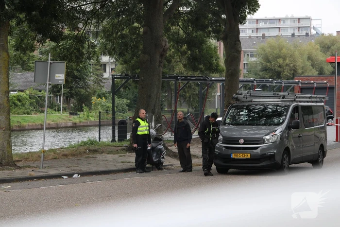 Scooterrijder en bestelbus met elkaar in botsing