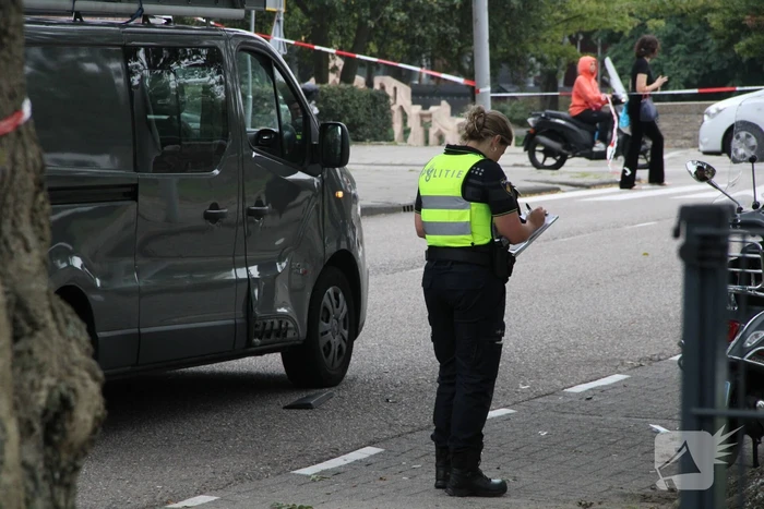 Scooterrijder en bestelbus met elkaar in botsing