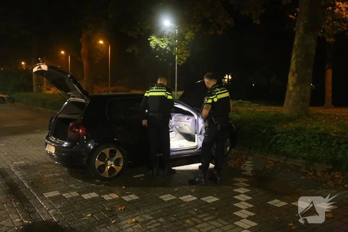 Politie doet onderzoek naar brand in personenauto