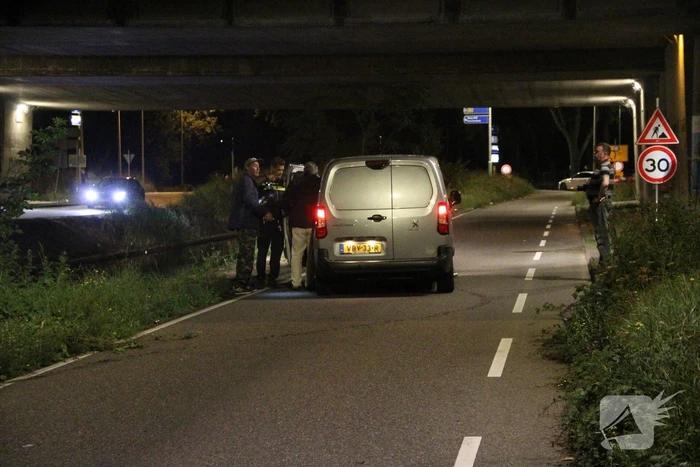 Bestelbus belandt in berm bij ongeval