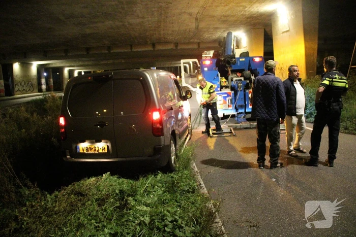 Bestelbus belandt in berm bij ongeval