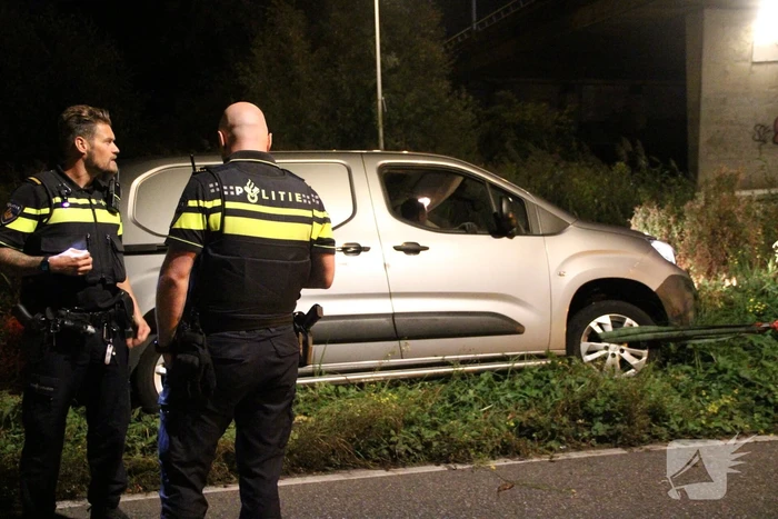 Bestelbus belandt in berm bij ongeval