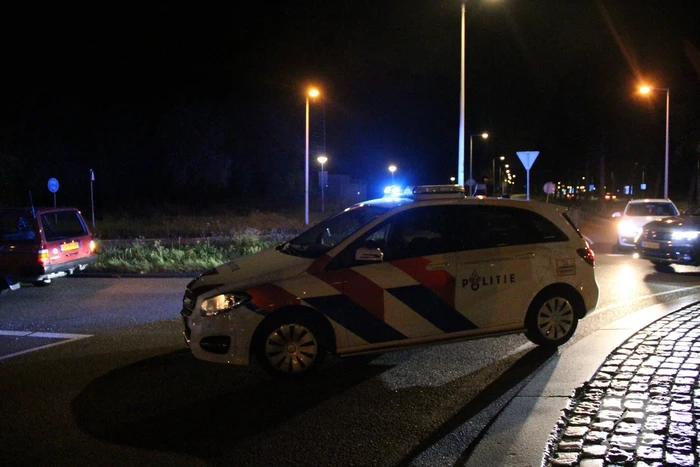 Bestelbus belandt in berm bij ongeval