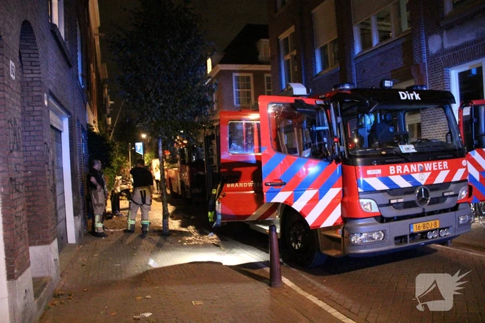 Brandweermannen ventileren woning na brand