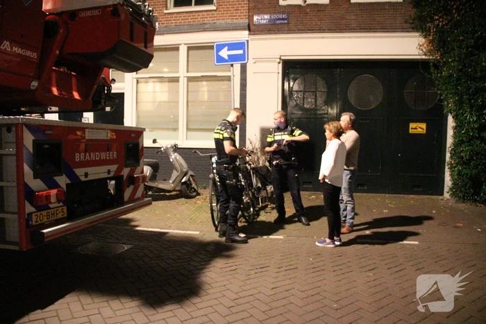 Brandweermannen ventileren woning na brand