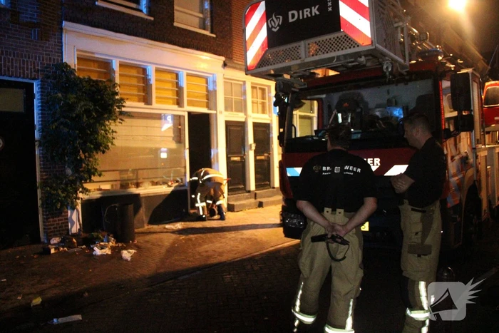 Brandweermannen ventileren woning na brand