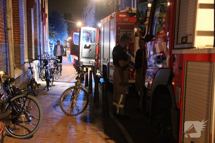 Brandweermannen ventileren woning na brand