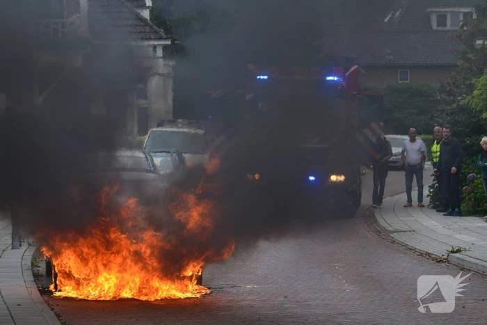 Auto gaat in vlammen op