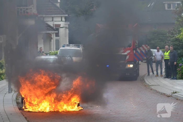 Auto gaat in vlammen op