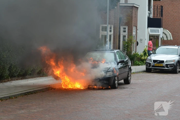 Auto gaat in vlammen op