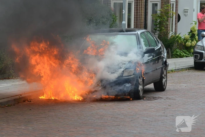 Auto gaat in vlammen op
