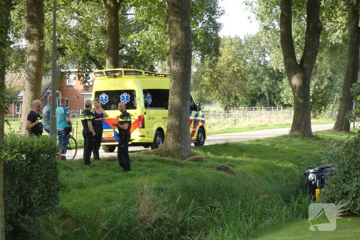 Auto in sloot nadat het uit de bocht vliegt