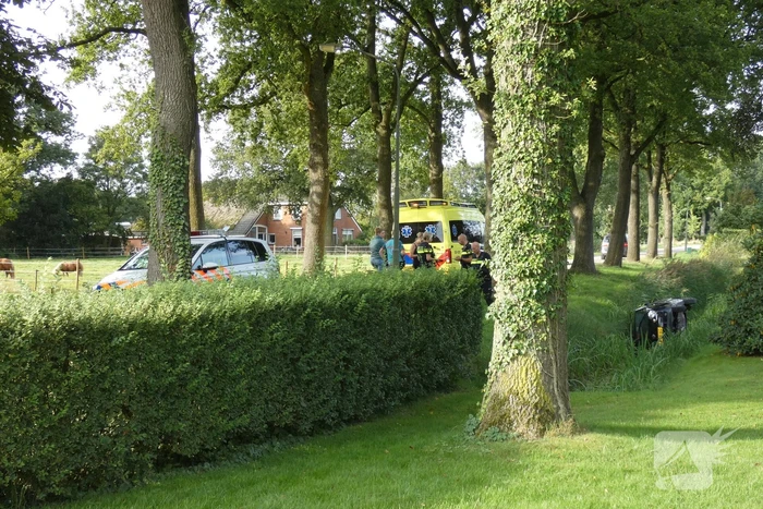 Auto in sloot nadat het uit de bocht vliegt