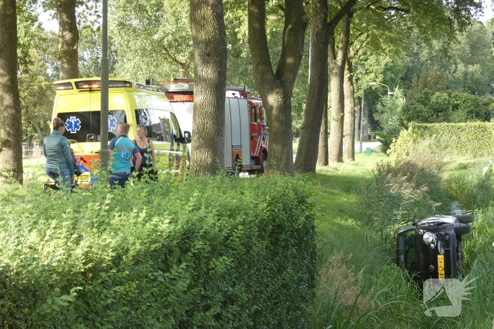 Auto in sloot nadat het uit de bocht vliegt
