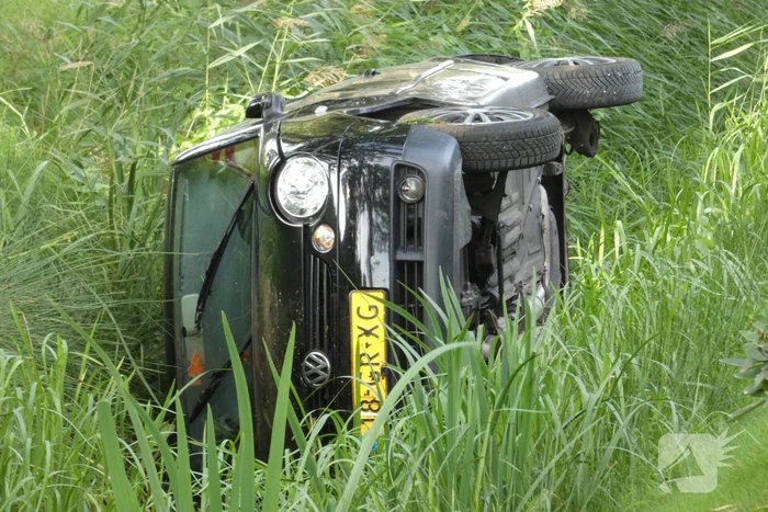 Auto in sloot nadat het uit de bocht vliegt