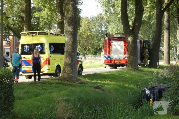 Auto in sloot nadat het uit de bocht vliegt
