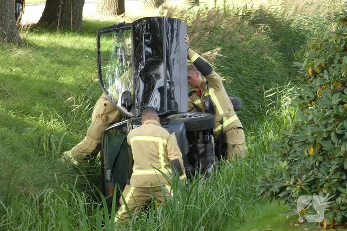 Auto in sloot nadat het uit de bocht vliegt