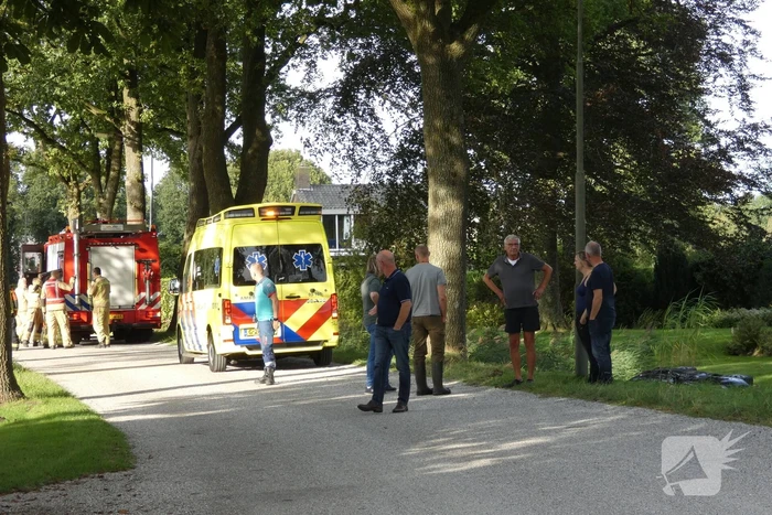 Auto in sloot nadat het uit de bocht vliegt