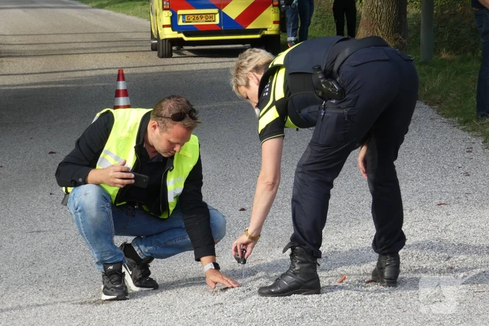 Auto in sloot nadat het uit de bocht vliegt