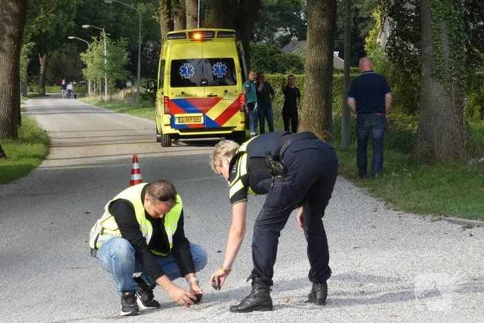 Auto in sloot nadat het uit de bocht vliegt