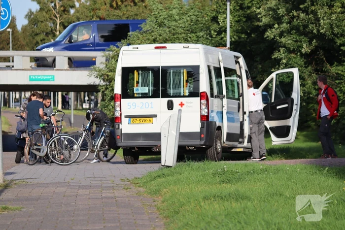 Fietser en scooter in botsing