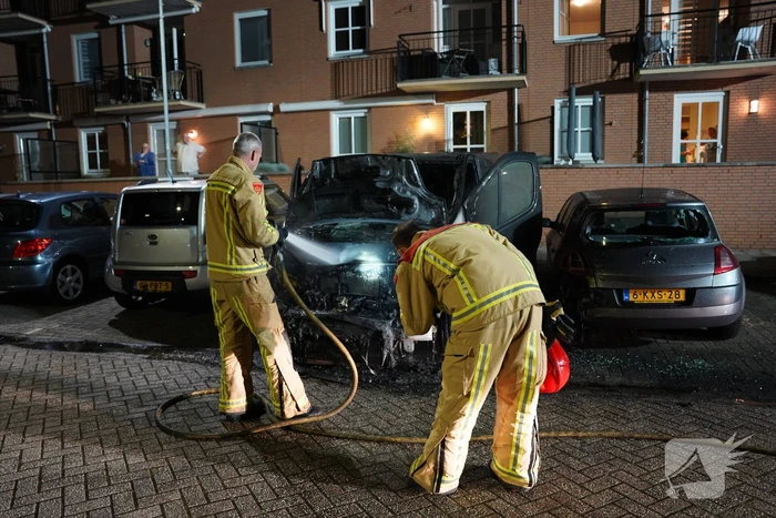 Bestelbus gaat in vlammen op
