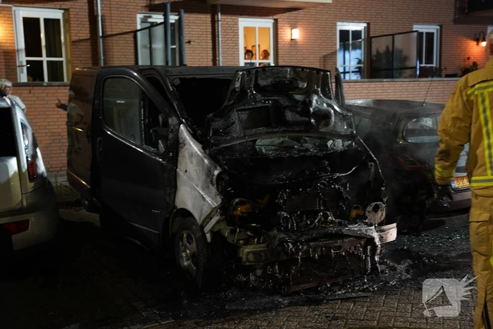Bestelbus gaat in vlammen op
