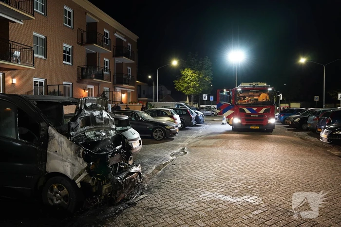 Bestelbus gaat in vlammen op
