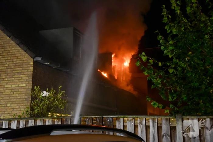 Enorme vlammen bij uitslaande woningbrand