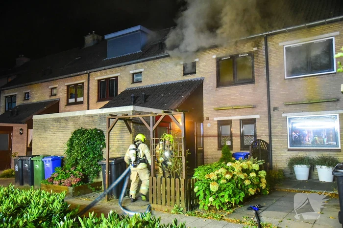 Enorme vlammen bij uitslaande woningbrand