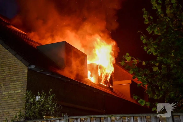 Enorme vlammen bij uitslaande woningbrand