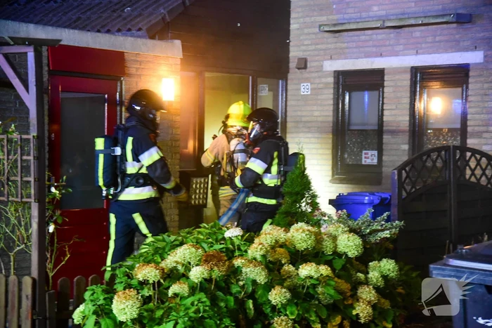 Enorme vlammen bij uitslaande woningbrand