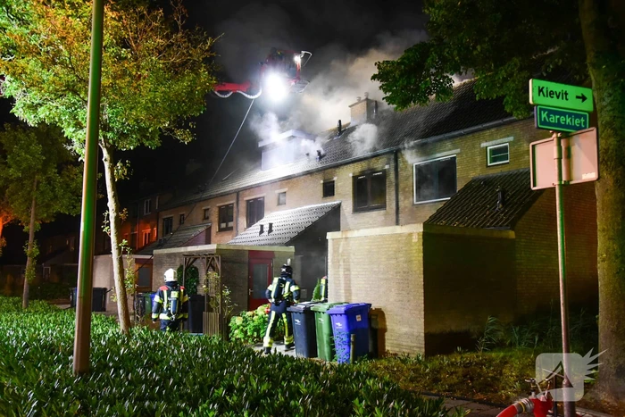 Enorme vlammen bij uitslaande woningbrand