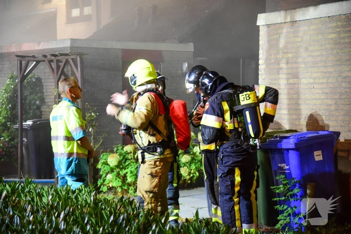 Enorme vlammen bij uitslaande woningbrand