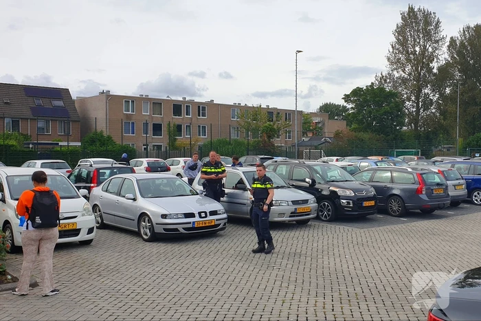 Auto's blokkeren uitrit parkeerplaats