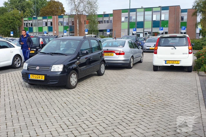 Auto's blokkeren uitrit parkeerplaats