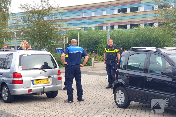 Auto's blokkeren uitrit parkeerplaats