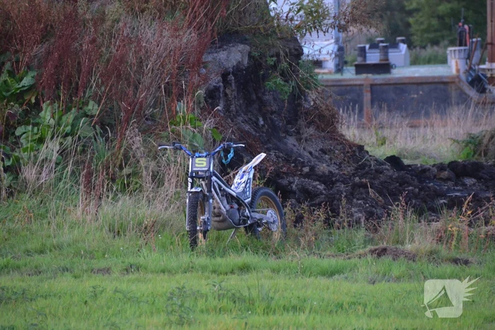 Man op crossmotor ernstig gewond