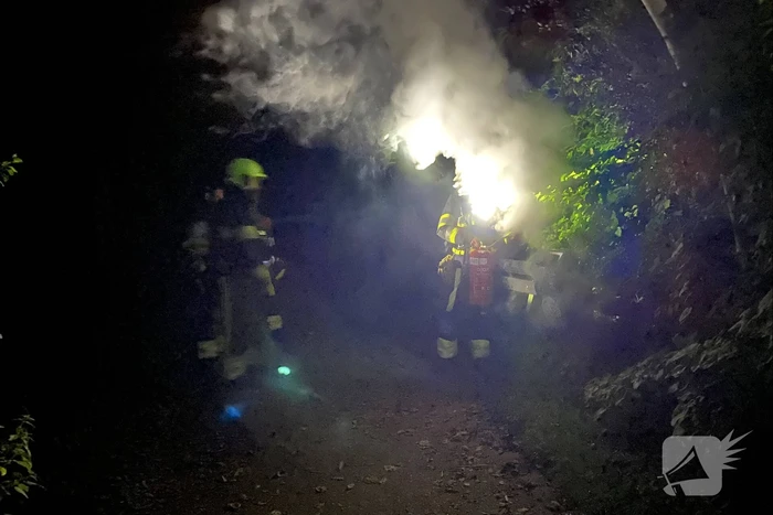 Brand in prullenbak met poederblusser geblust